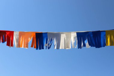 İsrail 'de bir şehir parkında dalgalanan bir bayrak.