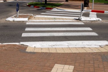Tel Aviv sokaklarında yol işaretleri.