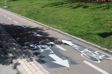 Tel Aviv sokaklarında yol işaretleri.