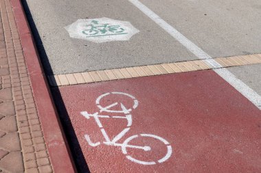 Tel Aviv sokaklarında yol işaretleri.