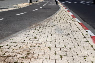 Tel Aviv sokaklarında yol işaretleri.