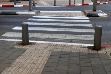 Tel Aviv sokaklarında yol işaretleri.