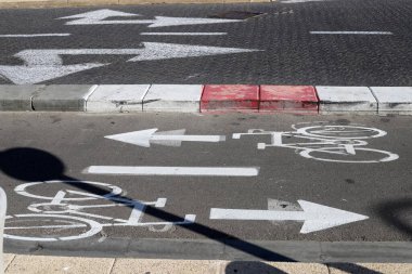 Tel Aviv sokaklarında yol işaretleri.