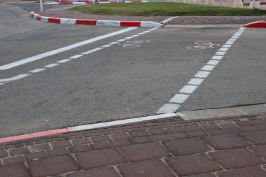Tel Aviv sokaklarında yol işaretleri.