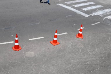 Tel Aviv sokaklarında yol işaretleri.
