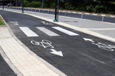 Tel Aviv sokaklarında yol işaretleri.