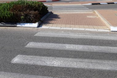 Tel Aviv sokaklarında yol işaretleri.