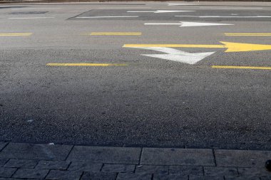 Tel Aviv sokaklarında yol işaretleri.