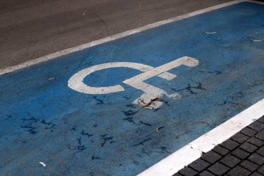 Tel Aviv sokaklarında yol işaretleri.