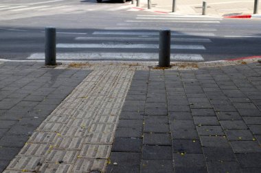 Tel Aviv sokaklarında yol işaretleri.