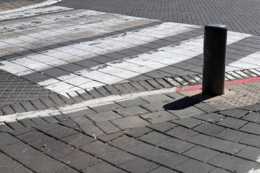 Tel Aviv sokaklarında yol işaretleri.