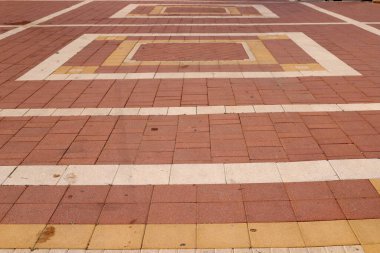 Tel Aviv sokaklarında yol işaretleri.