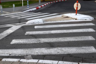 Tel Aviv sokaklarında yol işaretleri.