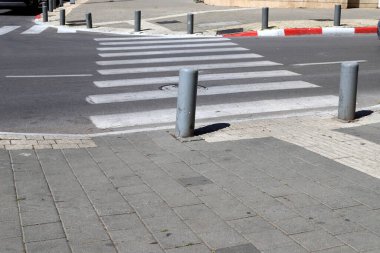 Tel Aviv sokaklarında yol işaretleri.