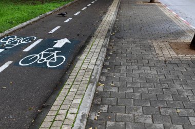 Tel Aviv sokaklarında yol işaretleri.