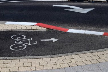 Tel Aviv sokaklarında yol işaretleri.