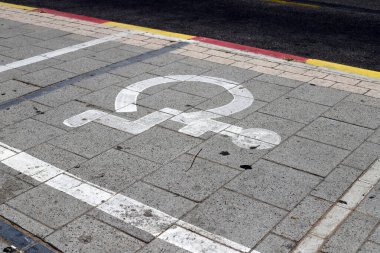 Tel Aviv sokaklarında yol işaretleri.