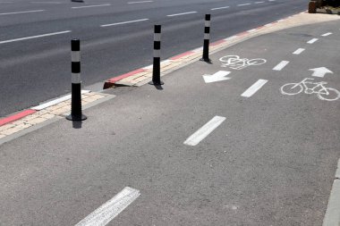 Tel Aviv sokaklarında yol işaretleri.