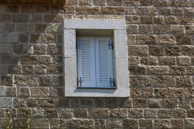 İsrail 'deki bina ve yapıların inşasında mimari bir detay olarak küçük bir pencere..