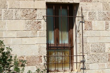 İsrail 'deki bina ve yapıların inşasında mimari bir detay olarak küçük bir pencere..