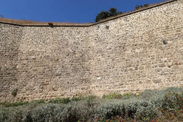 İsrail 'de eski bir Haçlı Kalesi Duvarı.