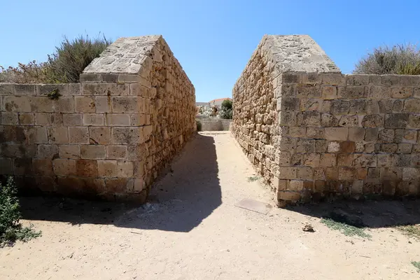 İsrail 'de eski bir Haçlı Kalesi Duvarı.