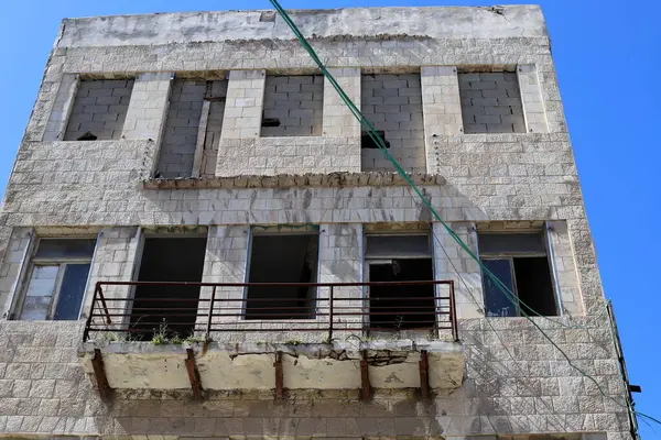 Büyük bir şehrin merkezindeki eski evlerin kalıntıları.