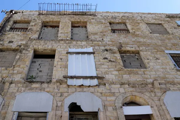 Büyük bir şehrin merkezindeki eski evlerin kalıntıları.