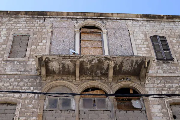 Büyük bir şehrin merkezindeki eski evlerin kalıntıları.