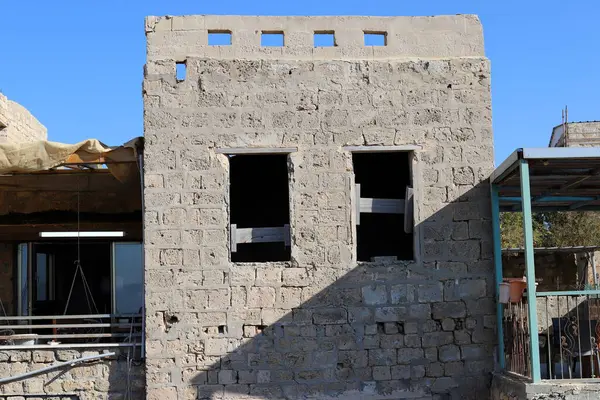 Büyük bir şehrin merkezindeki eski evlerin kalıntıları.