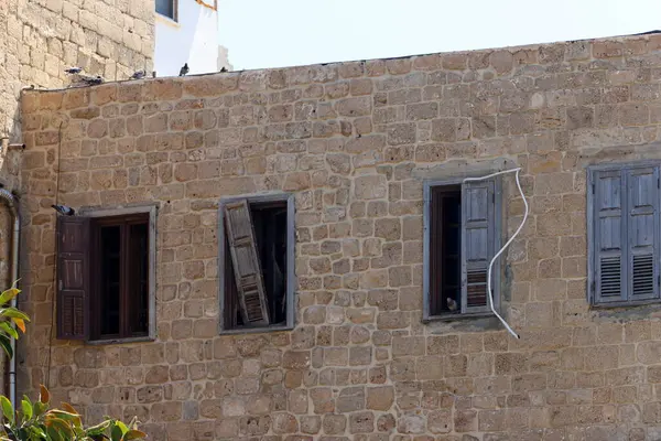 Büyük bir şehrin merkezindeki eski evlerin kalıntıları.