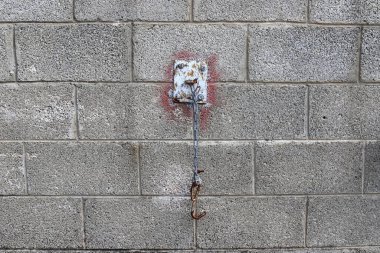 Şehir parkında taş ve beton duvar