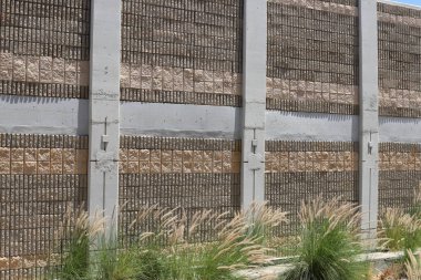 Şehir parkında taş ve beton duvar