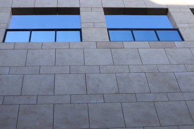 Şehir parkında taş ve beton duvar