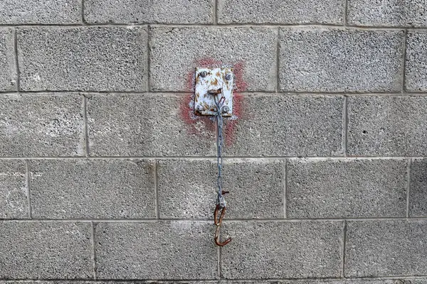 Şehir parkında taş ve beton duvar