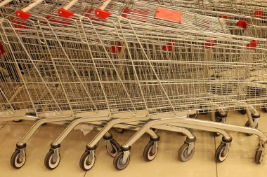 Alınan malları bir mağazada taşımak için bir yük vagonu..