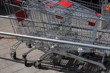 Alınan malları bir mağazada taşımak için bir yük vagonu..