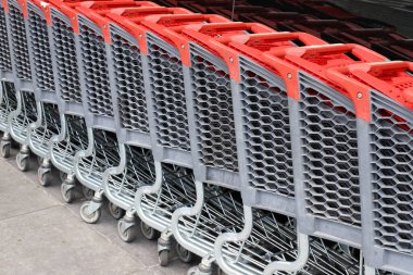 Alınan malları bir mağazada taşımak için bir yük vagonu..