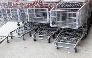 Alınan malları bir mağazada taşımak için bir yük vagonu..