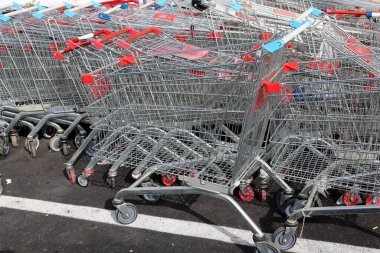 Alınan malları bir mağazada taşımak için bir yük vagonu..