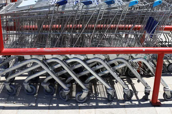 Alınan malları bir mağazada taşımak için bir yük vagonu..