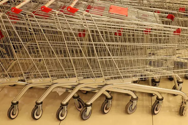 Alınan malları bir mağazada taşımak için bir yük vagonu..