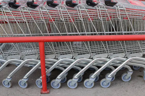 Alınan malları bir mağazada taşımak için bir yük vagonu..