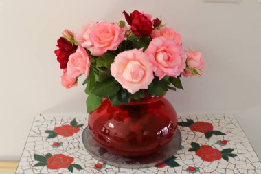 Bir buket çiçek cam vazoda duruyor..