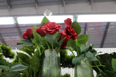 Bir buket çiçek cam vazoda duruyor..