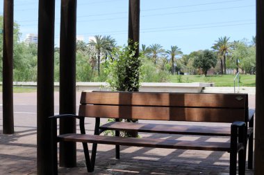 Deniz kıyısındaki bir şehir parkında rahatlamak için bir bank.