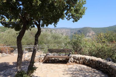 Deniz kıyısındaki bir şehir parkında rahatlamak için bir bank.