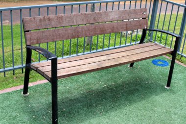 Deniz kıyısındaki bir şehir parkında rahatlamak için bir bank.