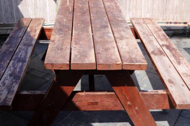 Deniz kıyısındaki bir şehir parkında rahatlamak için bir bank.