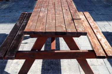 Deniz kıyısındaki bir şehir parkında rahatlamak için bir bank.